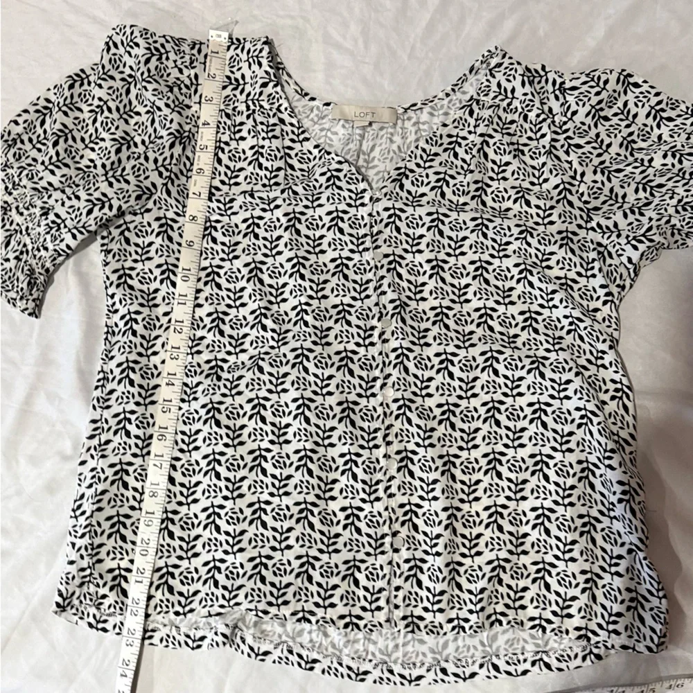 LOFT Floral white and black puff sleeves V-neck Blouse size S